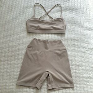 CSB set. FORM INVISIBLE SCRUNCH SHORTS 5" SIZE SMALL & FORM GIA CROP SIZE SMALL